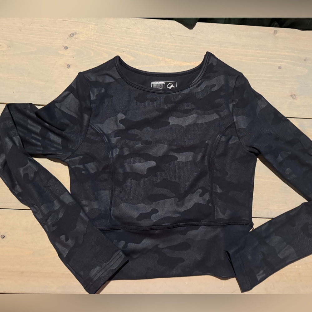 Celestial bodies, black, long sleeve cropped exercise top with camo print